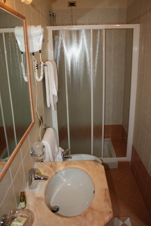 Albergo Ristorante Punta Dell'Est Clusane Værelse billede