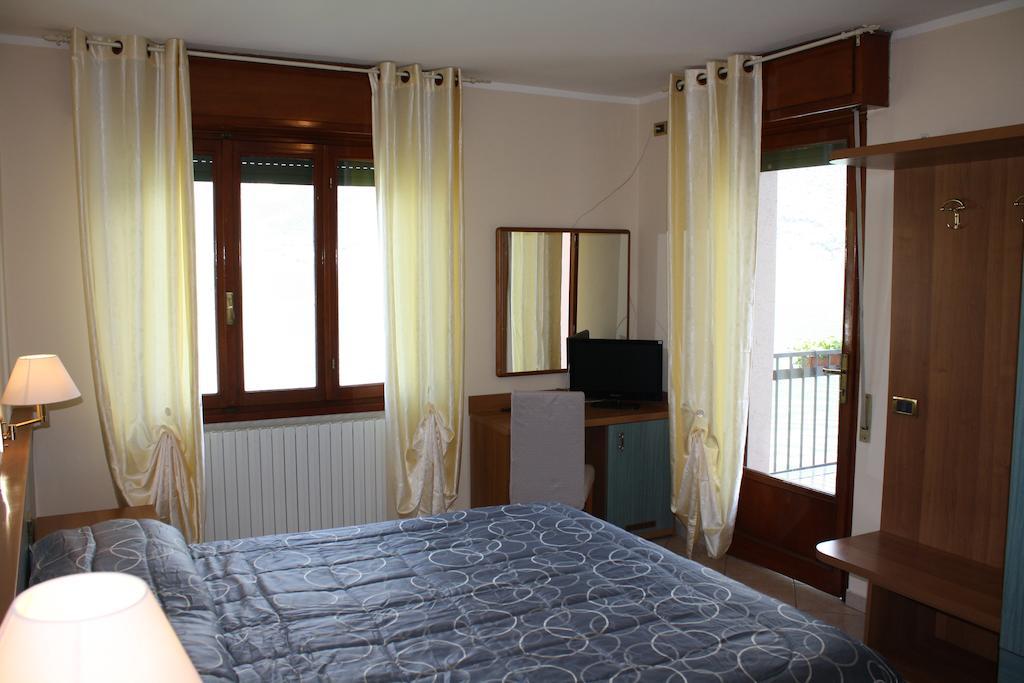 Albergo Ristorante Punta Dell'Est Clusane Eksteriør billede